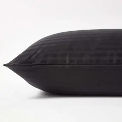Taie d'oreiller noir satin rayé en coton égyptien 330 fils, 80x80 cm ->Homescapes Clearance